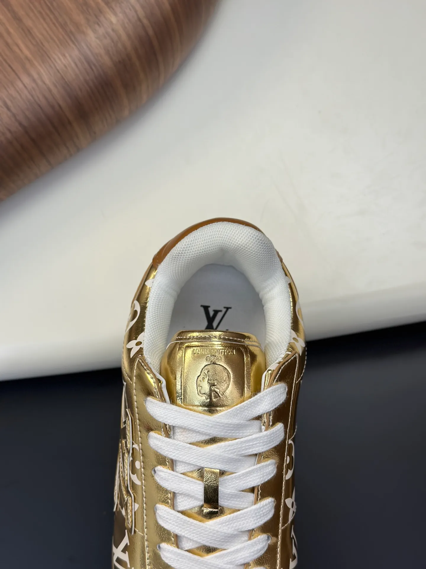 Factory direct sale ¥700💰Full set of packaging💰Top version LV-Louis Vuitton-Classic catwalk new style 1:1 developed replica of the original version! ! The upper foot is very comfortable. It is made of luxurious materials and fine workmanship. The midsole is printed with English letters "Made in Europe". The upper is made of calfskin imported from Italy. The side is decorated with the brand's LOGO and signature. The latest latex foot pads and mesh lining make the foot feel super comfortable. The original two-color TPU combination outsole is specially provided by the original factory. Bag technology Goodyear stitched edges Fabric: Exclusive custom first-layer cowhide Accessories: Exclusive private model Vuitton logo, lining: Customized silk mesh lining - first-layer silk cowhide lining Outsole: TPU combination outsole wear-resistant, non-slip and anti-yellowing Foot pads: new latex pads-mesh sweat-absorbent Counter technology: fully computerized sewing machine wire drawing Toe box back cover Hot and cold shaping Full set of pull-top last with medium and low logo pattern Counter packaging - Shoelaces, certificates, cards, instructions, certificates of quality, dust bags, the most comprehensive packaging on the Internet, men's size 339-44 (38/45 custom-made, non-refundable!